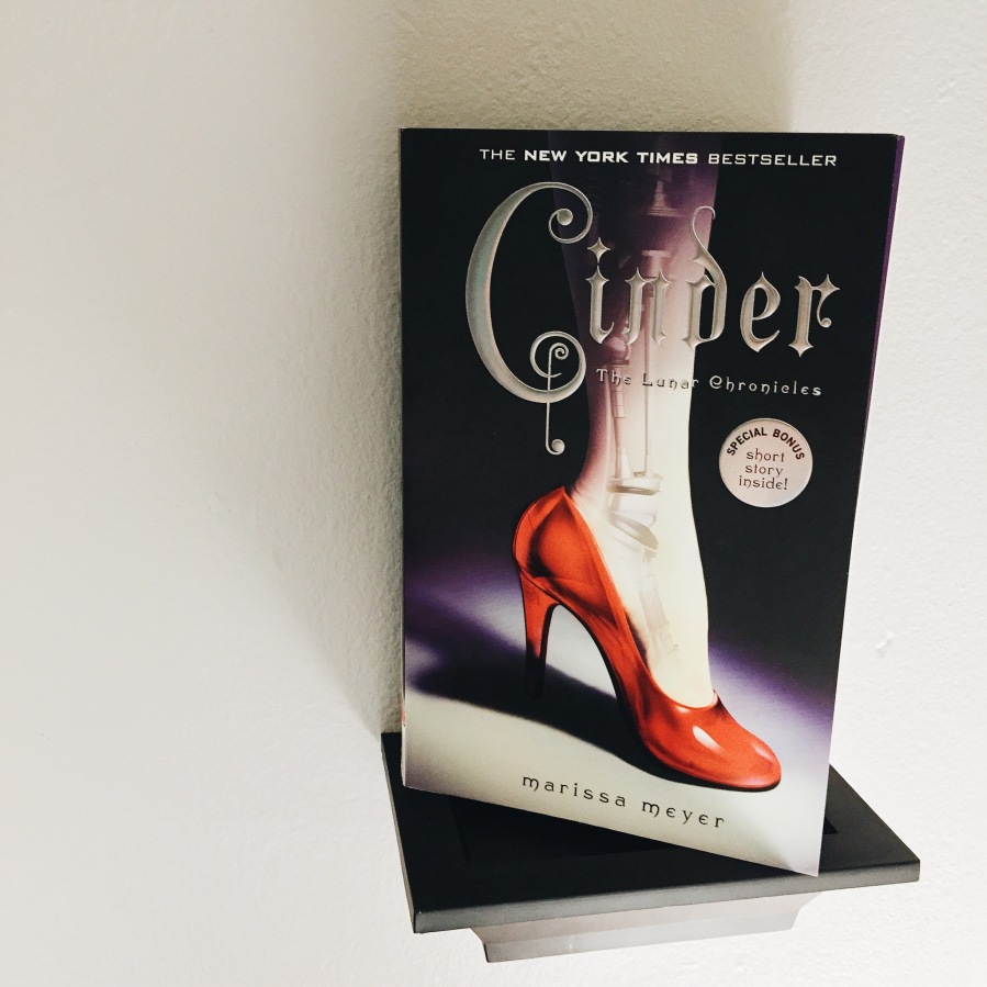 Cinder by Marissa Meyer (book review)